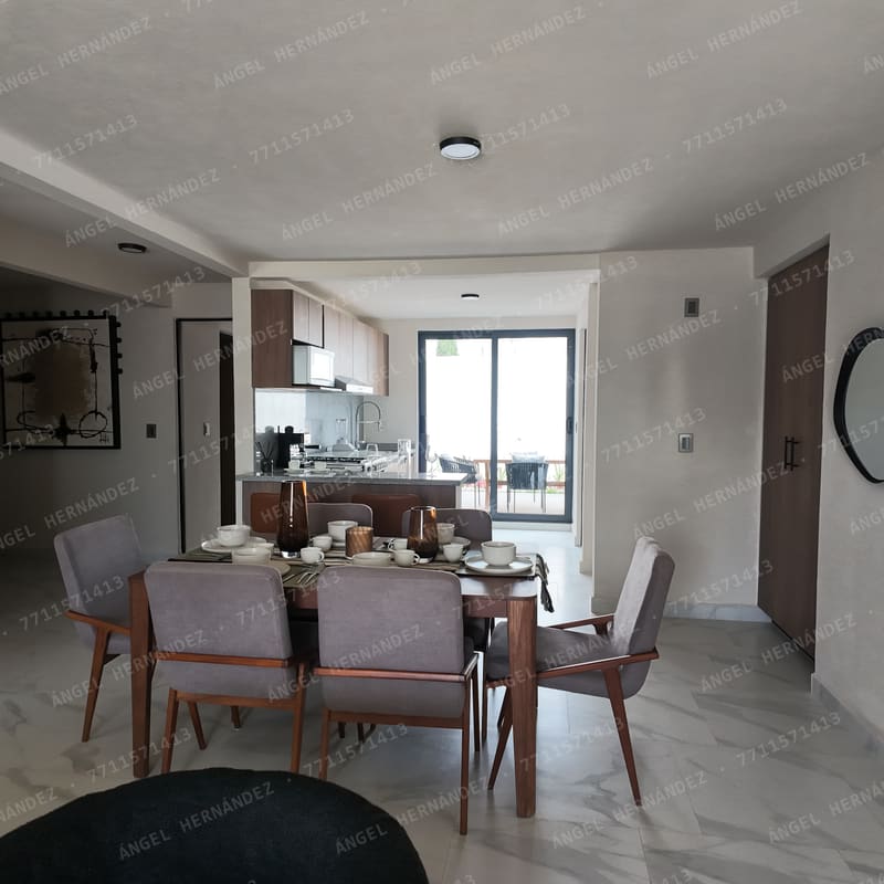 Comedor de seis plazas con vista a la estancia en casa muestra Creta Planta Baja, Basalto