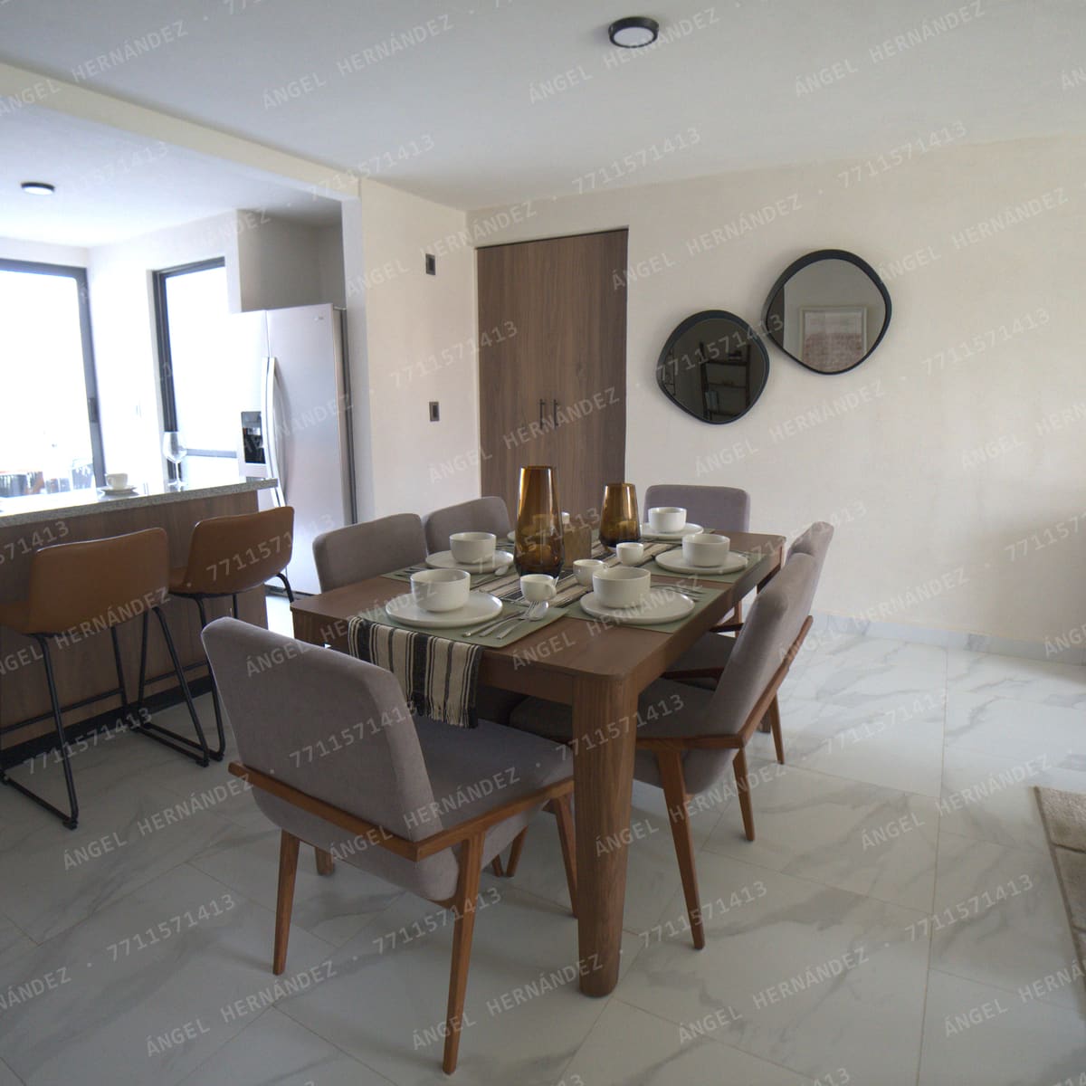 Comedor junto a la barra de la cocina en Creta Planta Baja, Basalto
