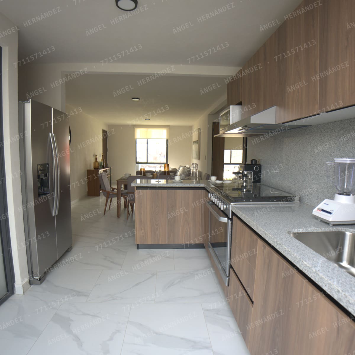Cocina abierta hacia el comedor y la sala en Creta Planta Baja, Basalto