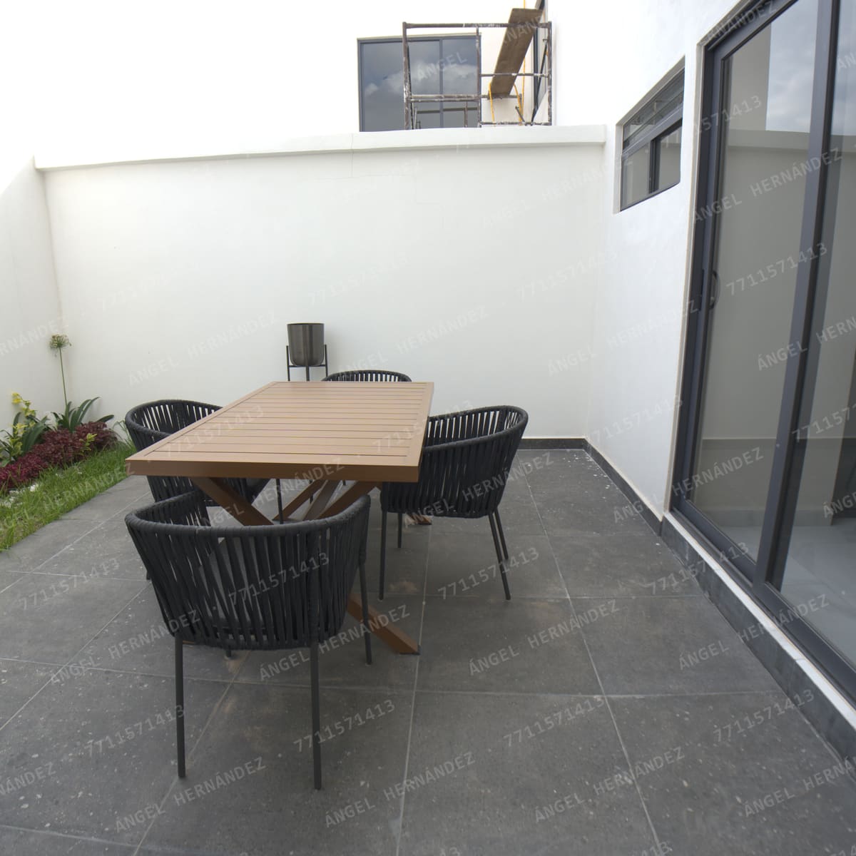 Terraza trasera descubierta con piso de piedra en Creta Planta Baja, Basalto