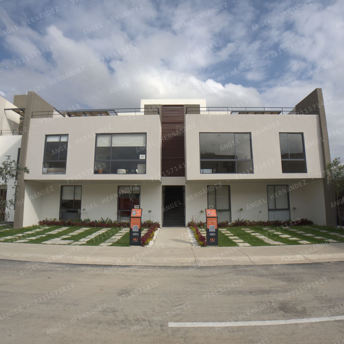 Fachada del edificio Creta con jardín frontal y andadores en Creta Planta Baja, Basalto