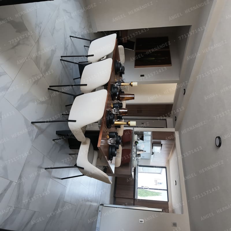 Comedor de seis plazas con vista a la sala en Creta Rooftop, Basalto