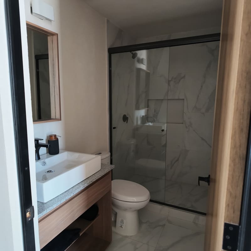 Baño completo con cancel de cristal templado en Creta Rooftop