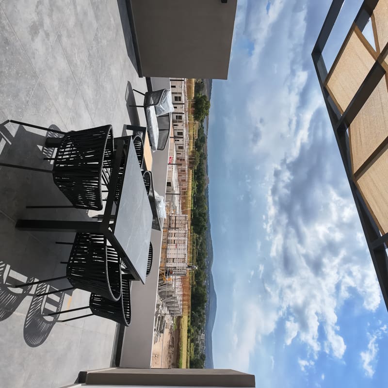 Terraza roof garden con asador y vista panorámica en Creta Rooftop