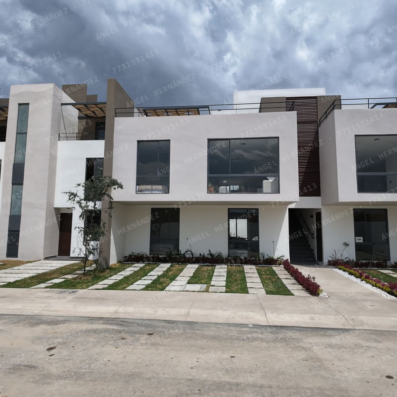 Fachada frontal horizontal de tres niveles en Creta Rooftop, Pachuca