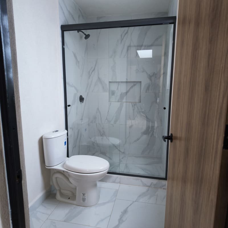 Baño completo con cancel en tercer nivel de Creta Rooftop