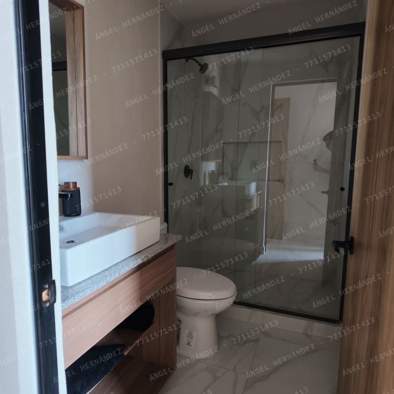 Baño completo con lavabo en planta baja de Creta Rooftop