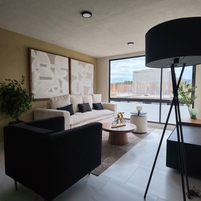Sala con ventanal e iluminación natural en Creta Rooftop, Basalto