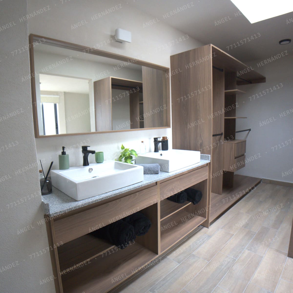 Vestidor de la recámara principal con doble lavabo en Creta Planta Alta, Basalto