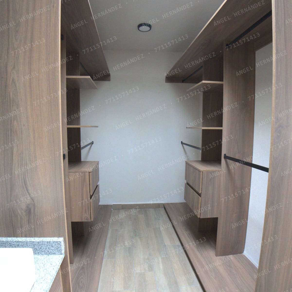 Vestidor con entrepaños y tubos para colgar en Creta Planta Alta, Basalto