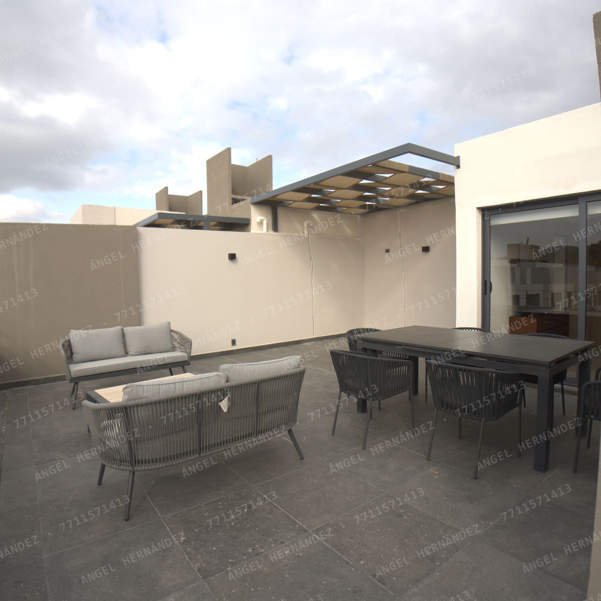 Roof garden con pérgola; los muebles son del departamento muestra en Creta Planta Alta, Basalto