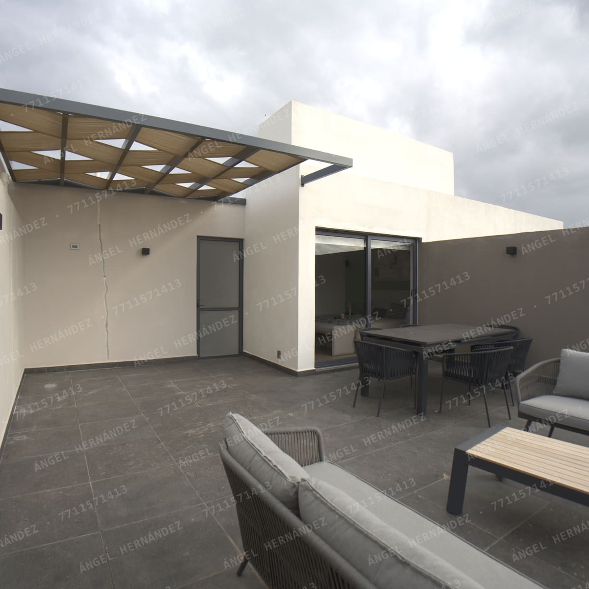 Roof garden con lounge y comedor exterior del departamento muestra en Creta Planta Alta, Basalto