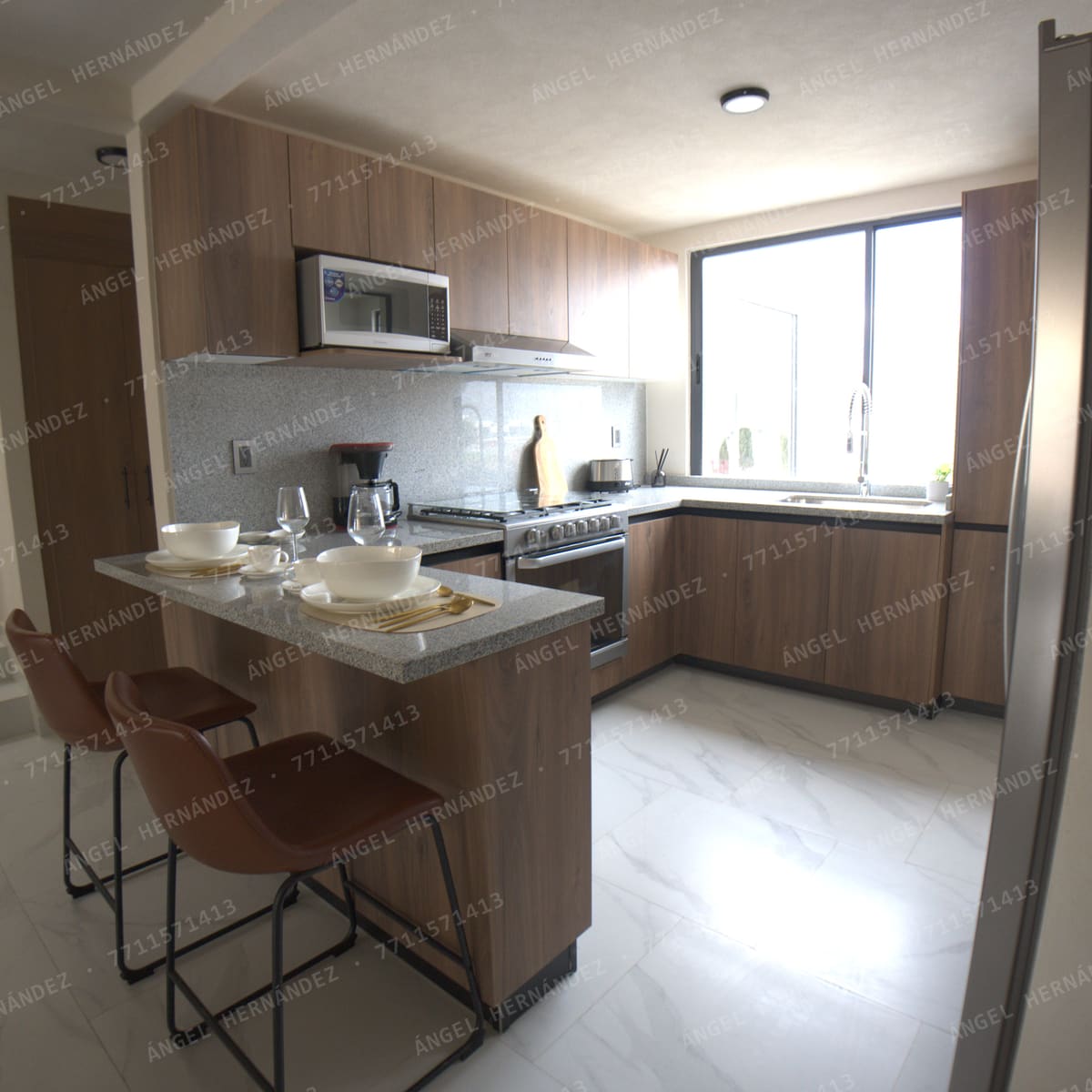 Cocina en L con barra y cubierta de granito en Creta Planta Alta, Basalto