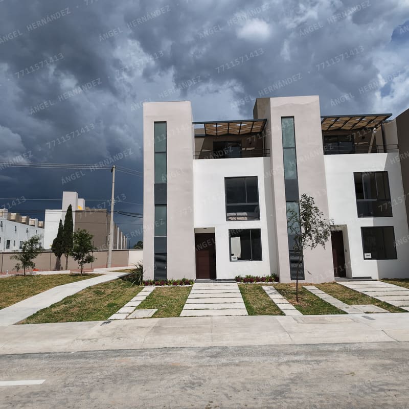 Fachada frontal de tres niveles del modelo Recinto en Basalto Lifestyle, Pachuca