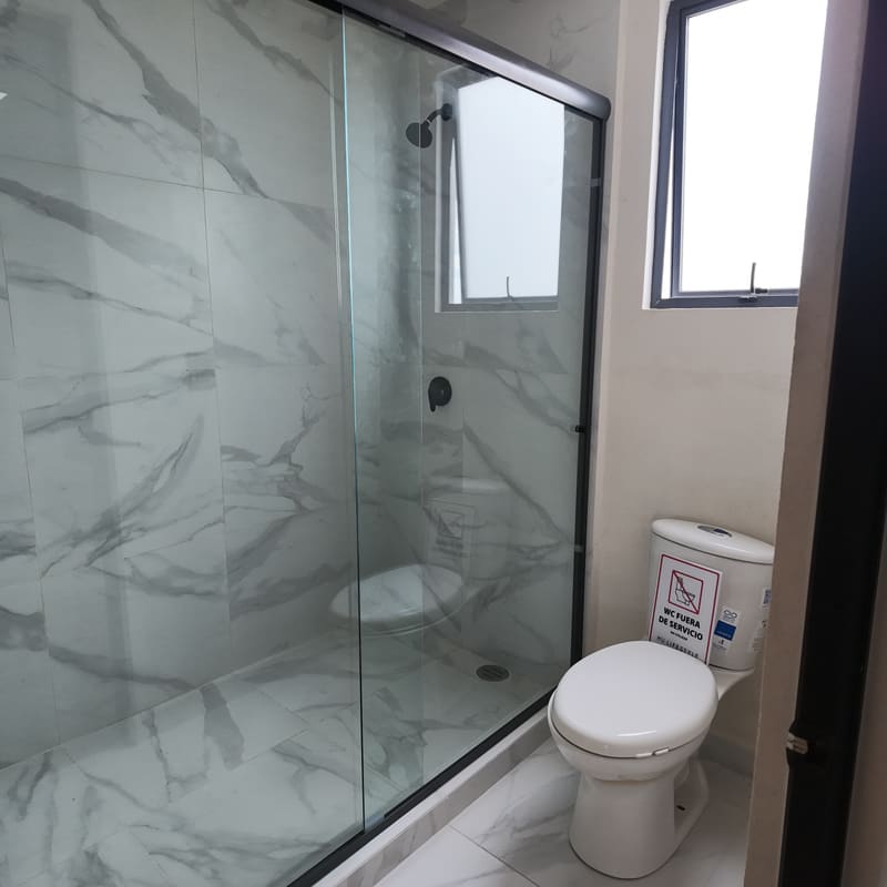 Baño completo con cancel de vidrio templado en modelo Recinto, Basalto