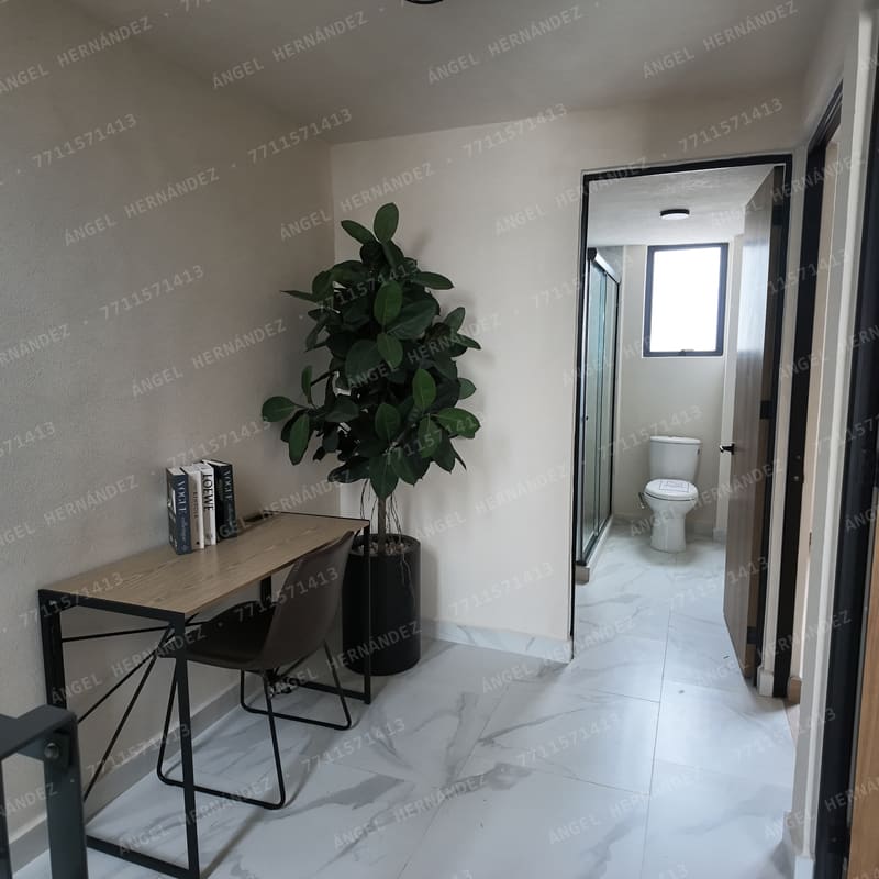 Tercera recámara con ventanal en planta alta de modelo Recinto, Basalto