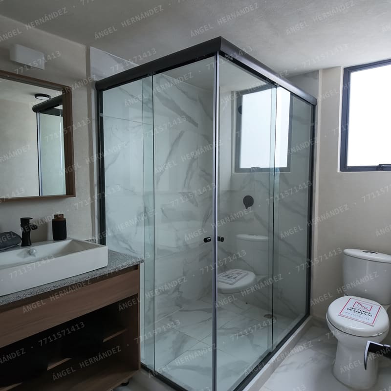 Baño principal con mueble de lavabo y espejo en modelo Recinto