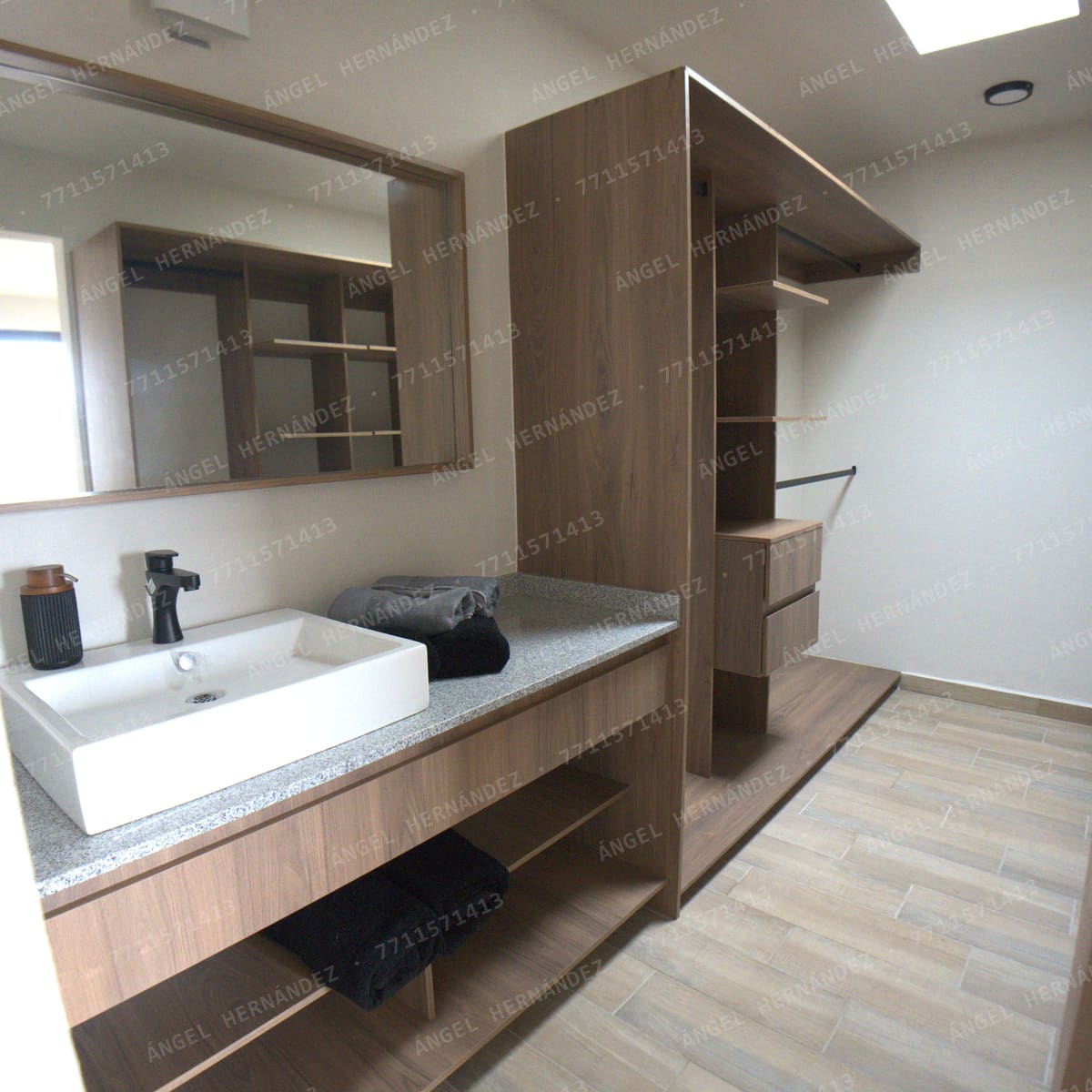 Vestidor con lavabo y cubierta de granito en casa muestra Recinto, Basalto