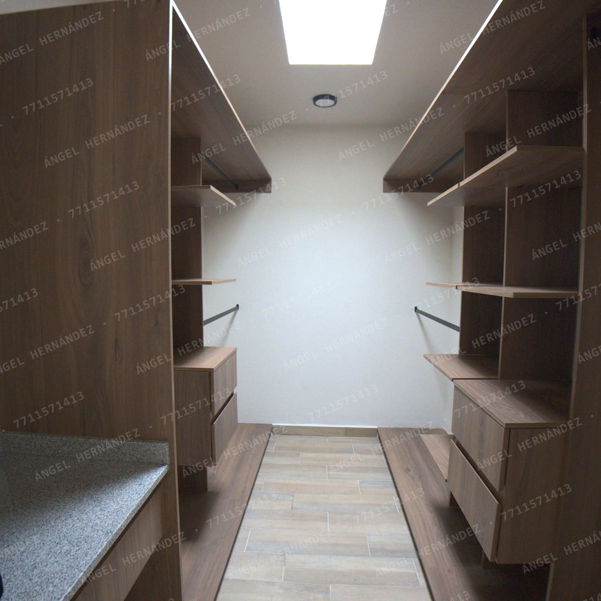 Vestidor con entrepaños y tubos para colgar en casa muestra Recinto, Basalto
