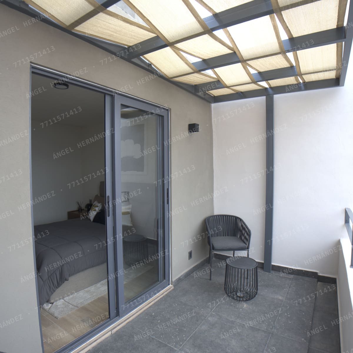Terraza con pérgola junto a la recámara principal en casa muestra Recinto, Basalto
