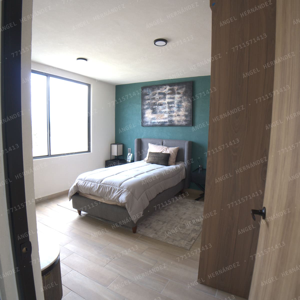 Recámara con muro verde y ventana en casa muestra Recinto, Basalto
