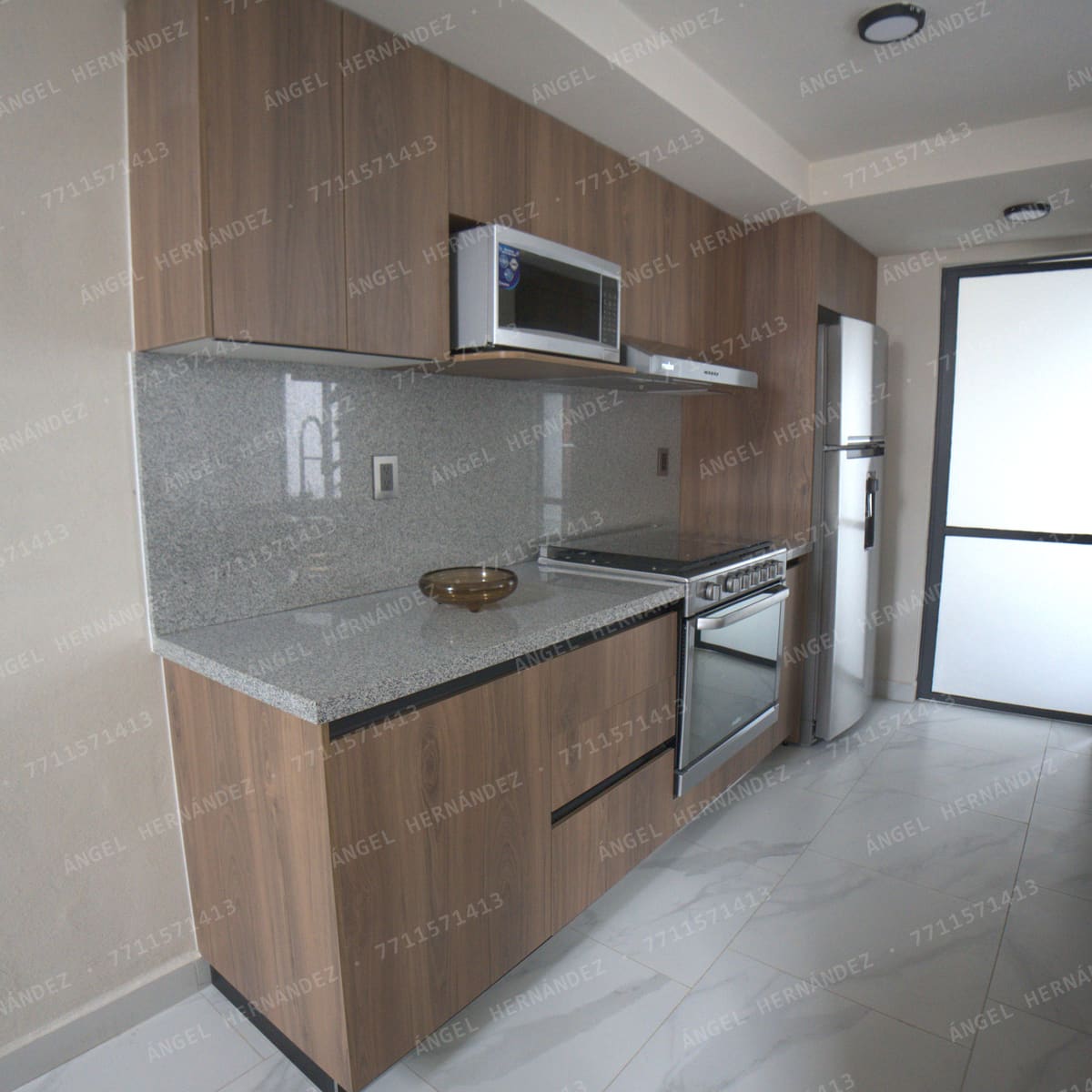 Cocina integral con cubierta de granito en casa muestra Recinto, Basalto