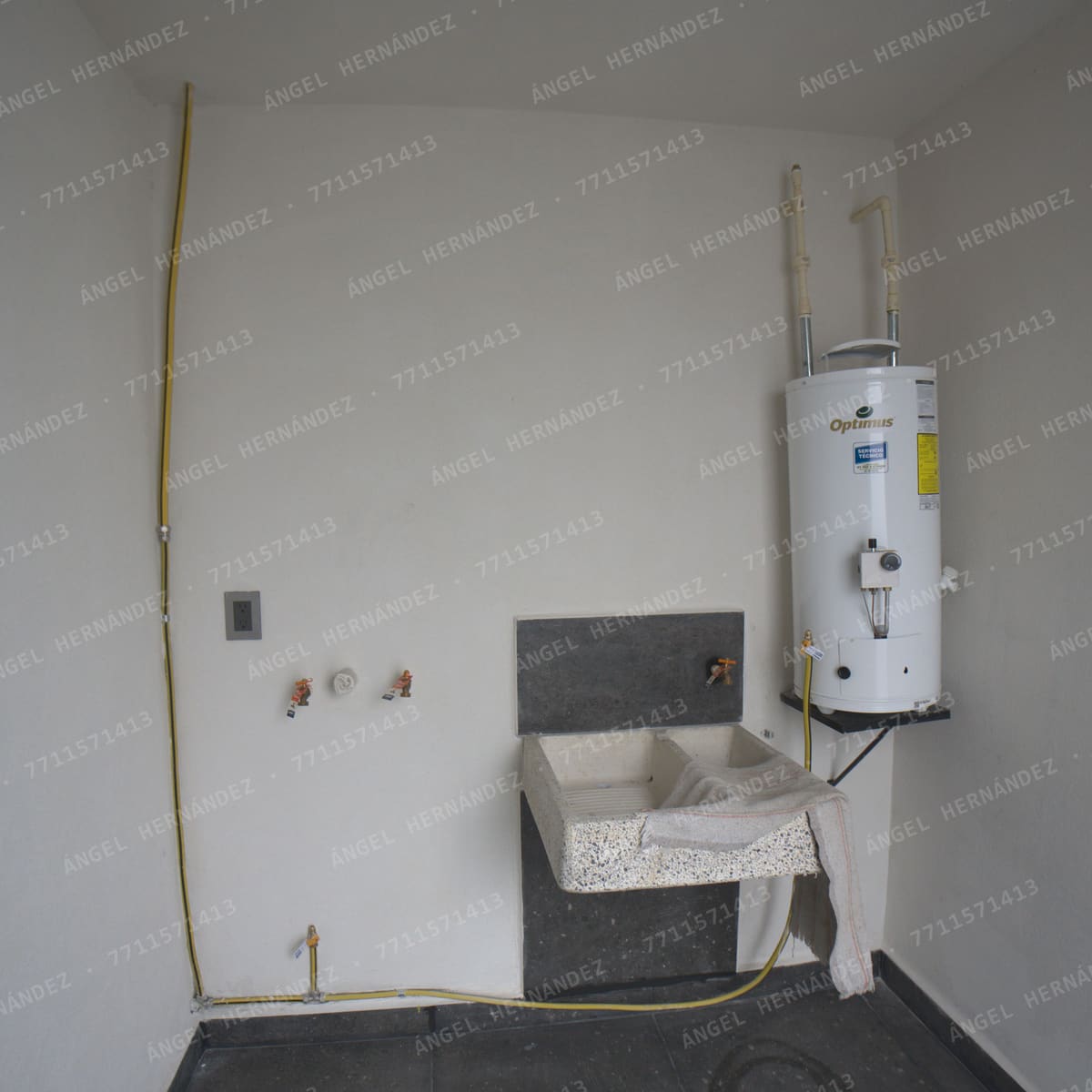 Patio de servicio con lavadero y boiler en casa muestra Recinto, Basalto