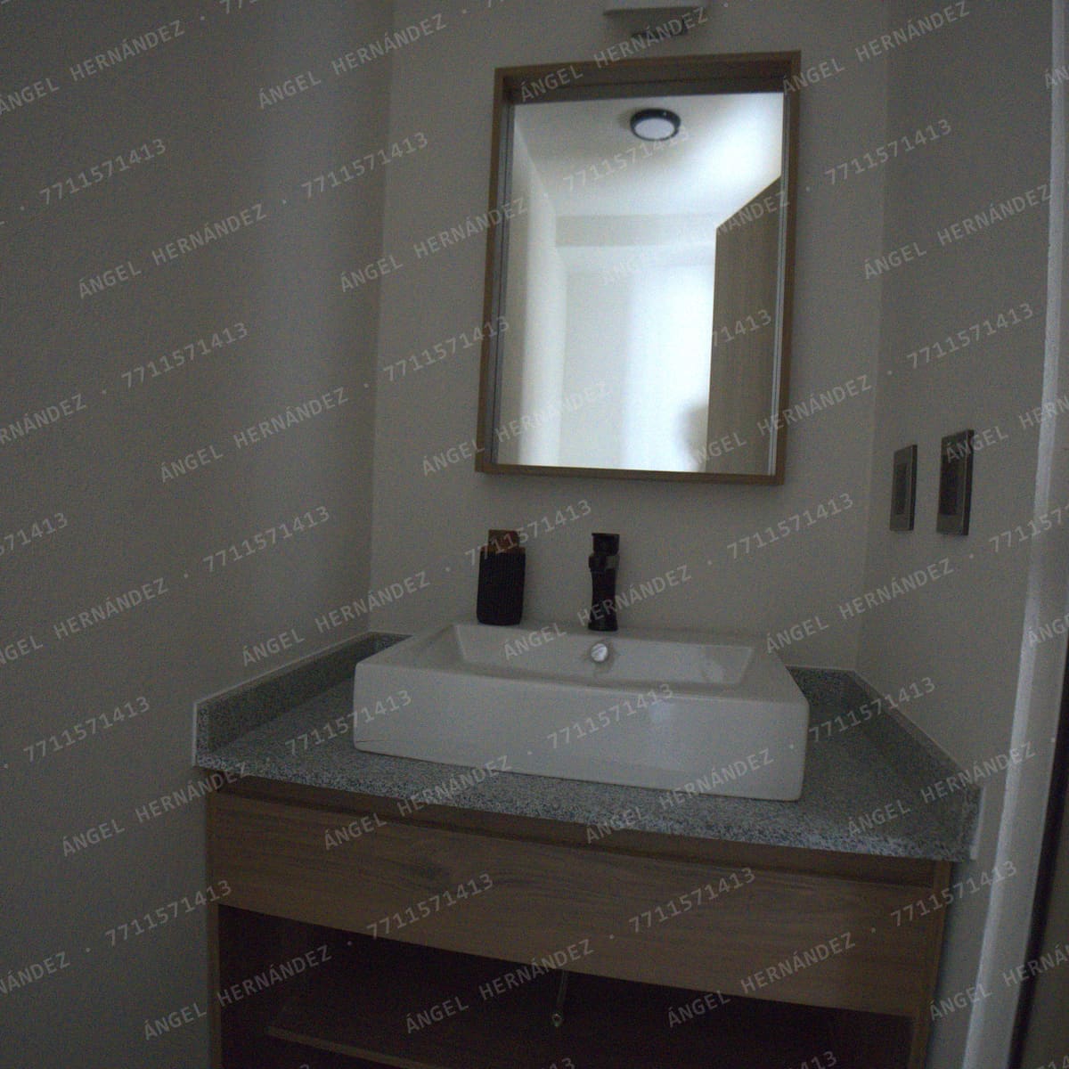 Medio baño con lavabo de sobreponer en casa muestra Recinto, Basalto
