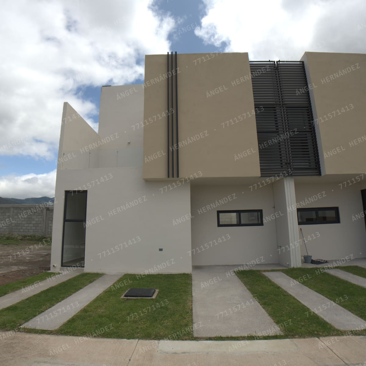 Fachada de dos plantas con celosía negra y cochera para dos autos en Fraccionamiento Los Olivos