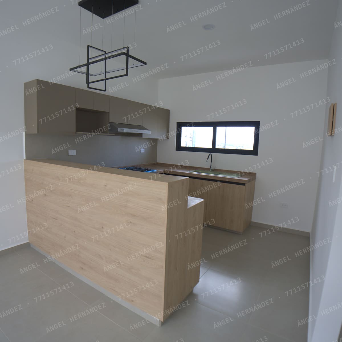 Cocina integral con barra y gabinetes de melamina en Fraccionamiento Los Olivos