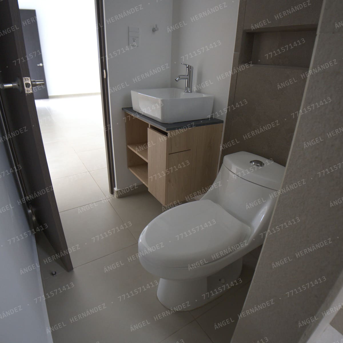 Baño de planta baja con lavabo de sobreponer y mueble de melamina en Fraccionamiento Los Olivos