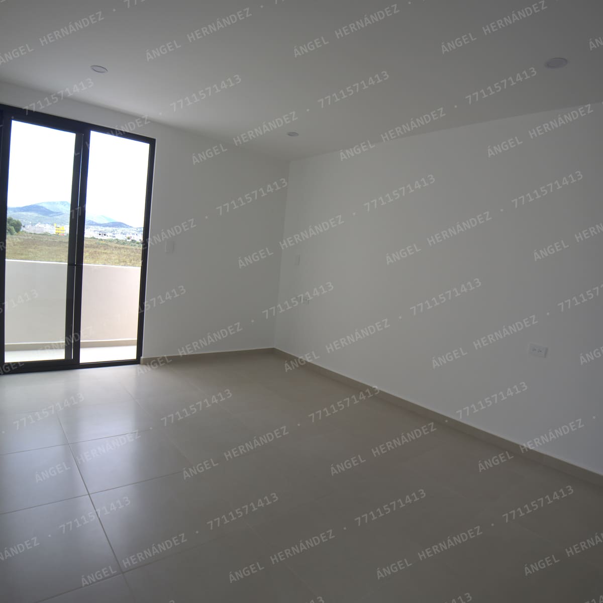 Recámara principal con puerta de cristal al balcón en Fraccionamiento Los Olivos