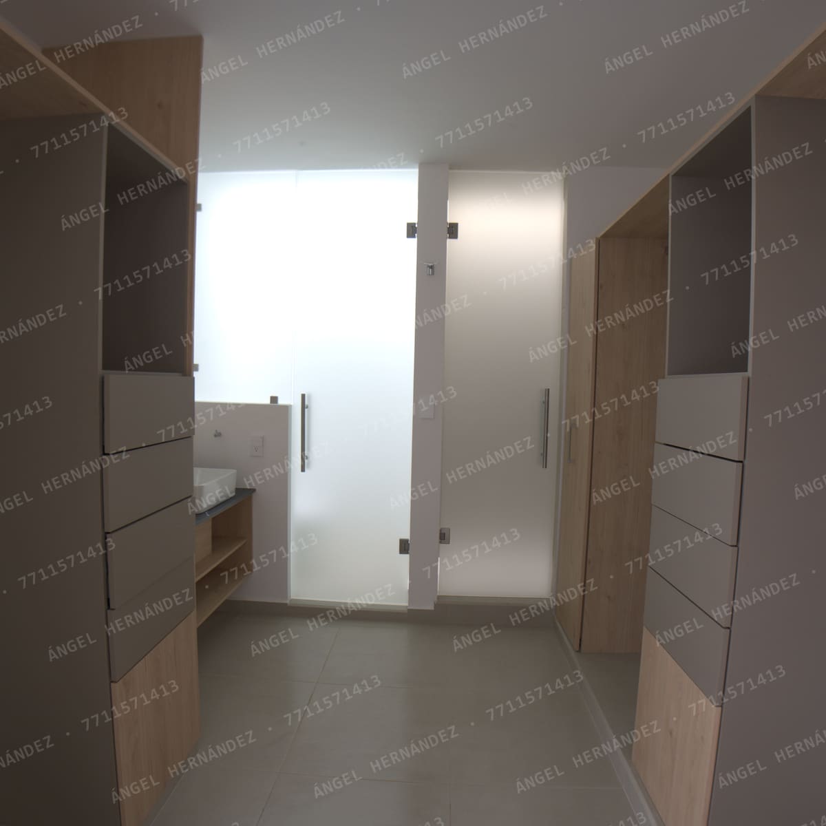 Vestidor de melamina que lleva al baño de la recámara principal en Fraccionamiento Los Olivos