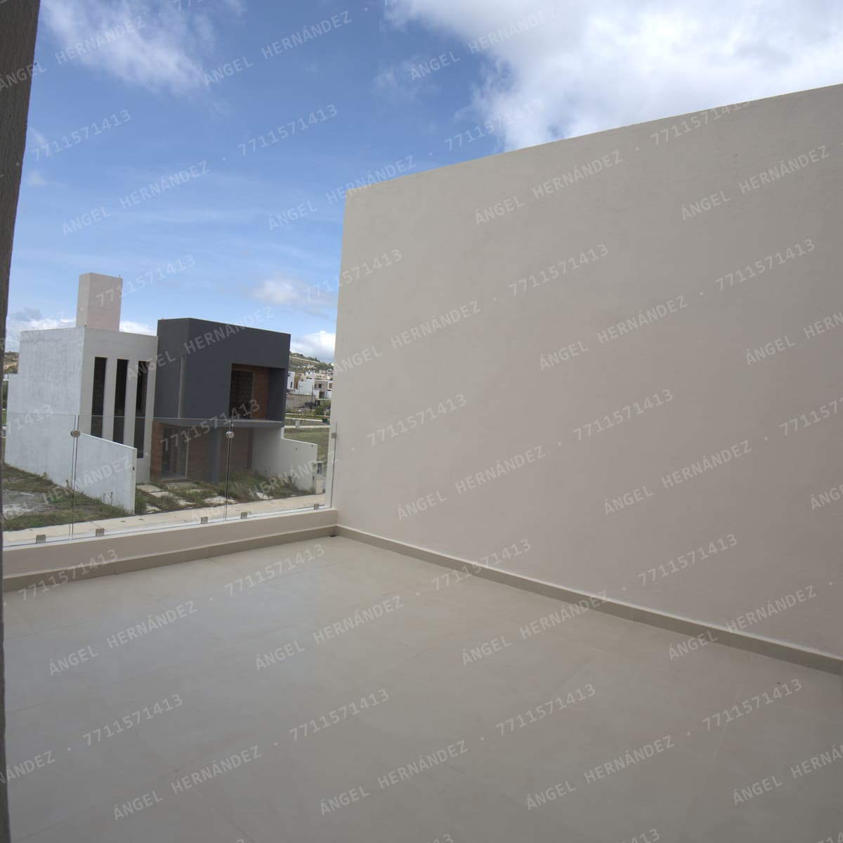 Terraza de planta alta con barandal de vidrio en Fraccionamiento Los Olivos