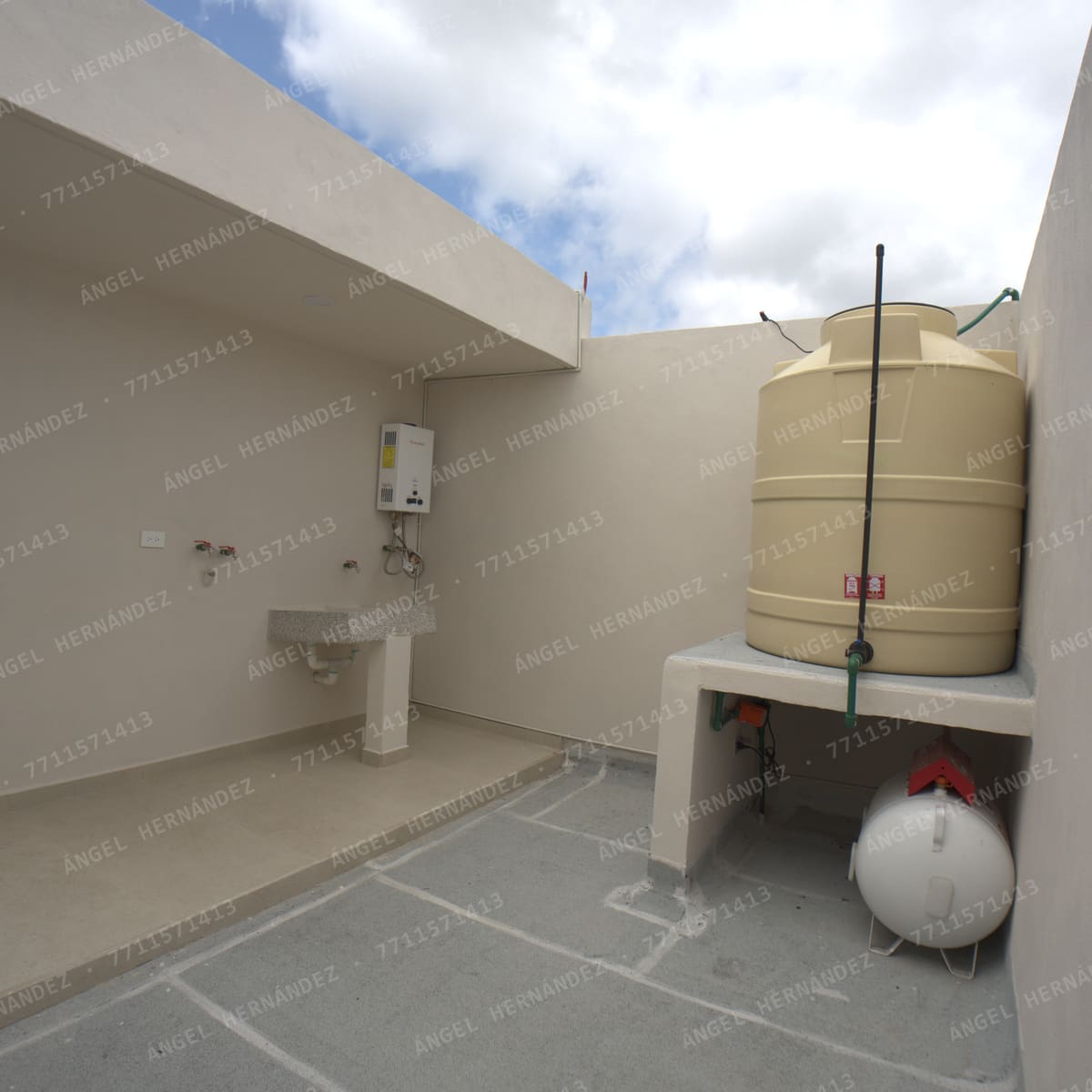 Patio de servicio en la azotea con lavadero, tinaco y tanque de gas estacionario en Fraccionamiento Los Olivos