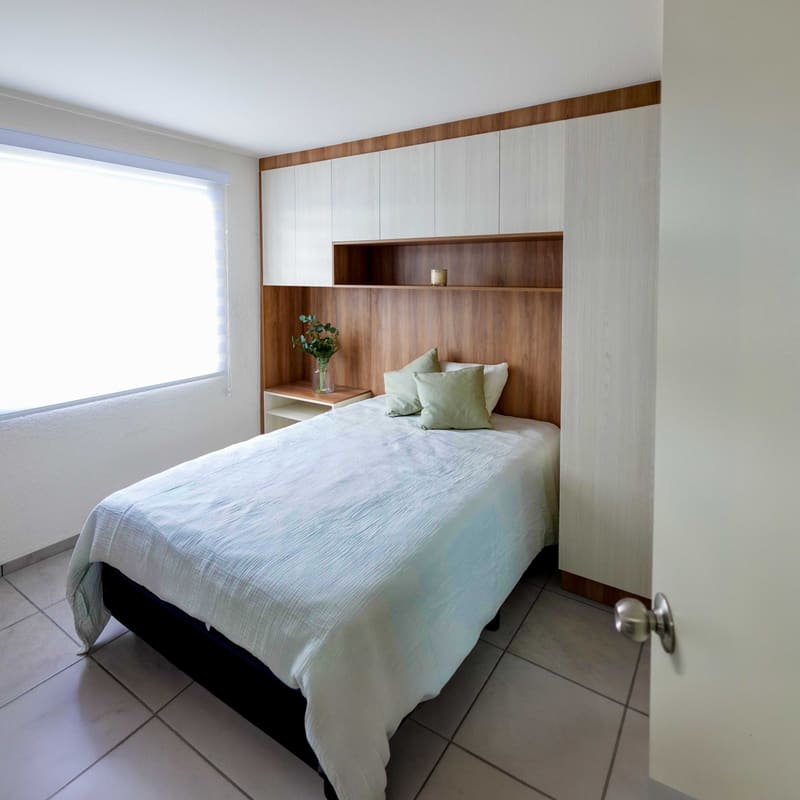 Recámara principal con clóset de madera en departamento Borja, Real Bilbao