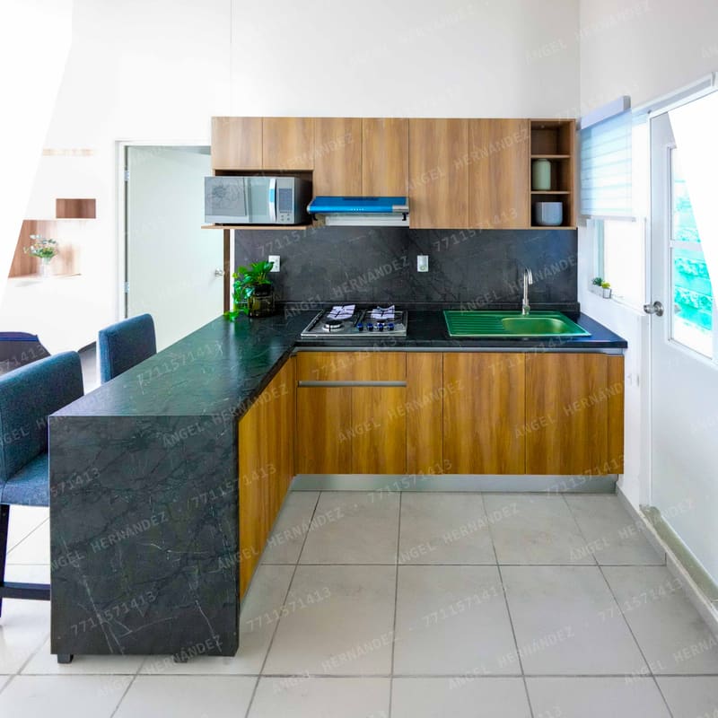 Cocina integral con barra en departamento muestra Borja, Zapotlán de Juárez