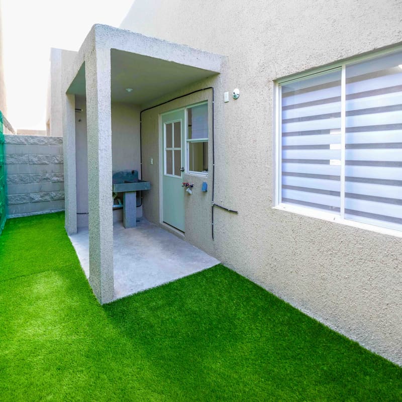 Patio posterior privado con área de lavado techada en departamento Borja