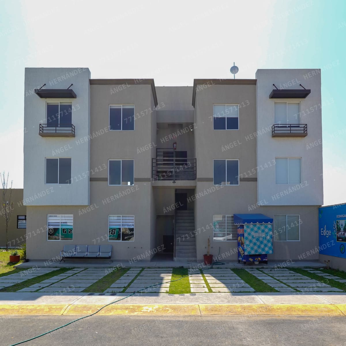 Fachada frontal de la torre de departamentos Borja, vista simetrica