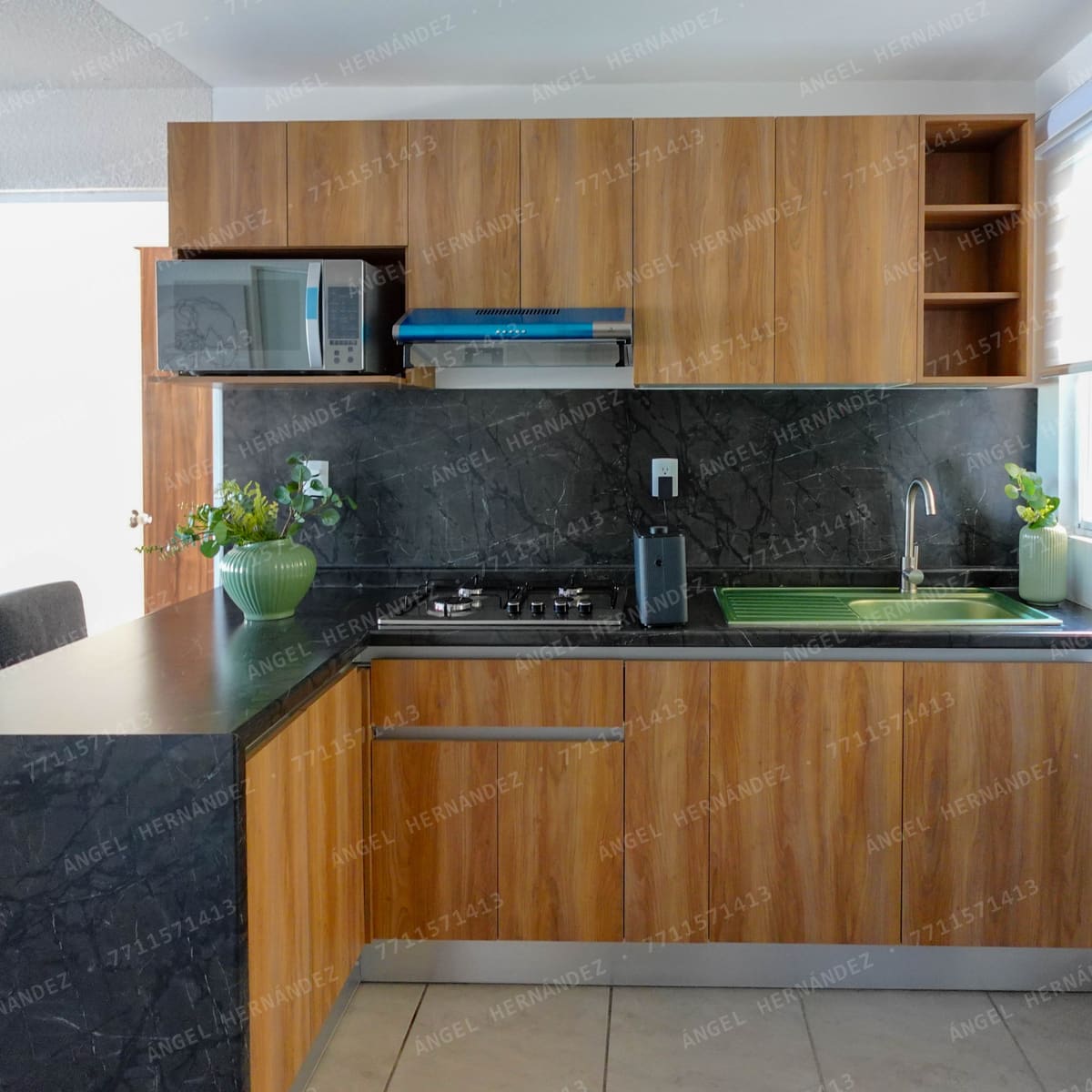 Cocina en L con cubierta oscura y tarja verde, segundo angulo