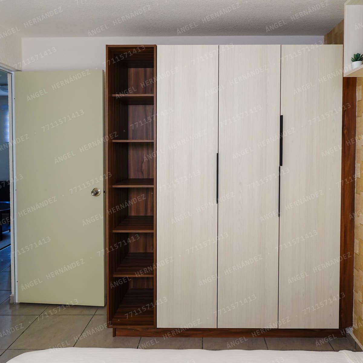 Closet de tres puertas con columna de entrepanos, de cerca