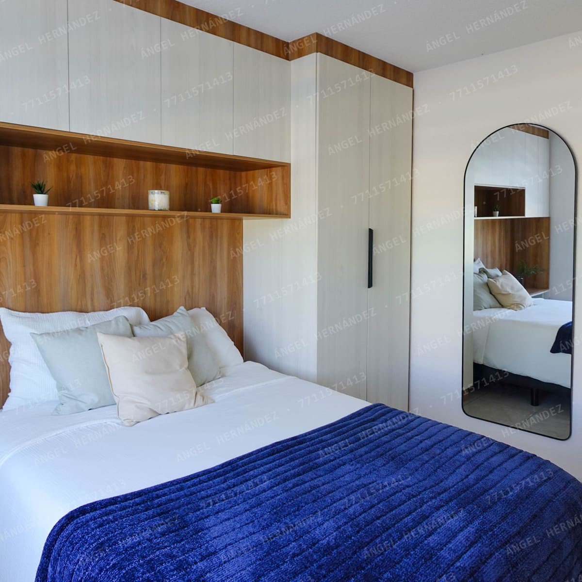 Recamara principal con cama matrimonial, cabecera con nichos y espejo