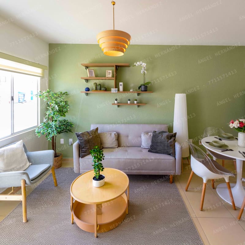 Sala con ventanal en planta baja de casa muestra Caravelle