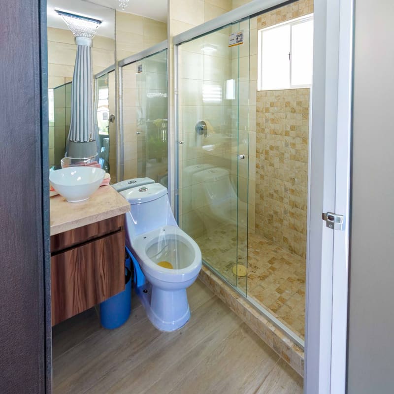 Baño completo con lavabo y espejo en recámara principal de Castilla