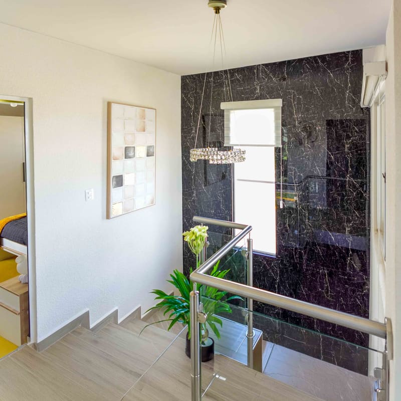 Escalera con barandal de cristal templado en modelo Castilla