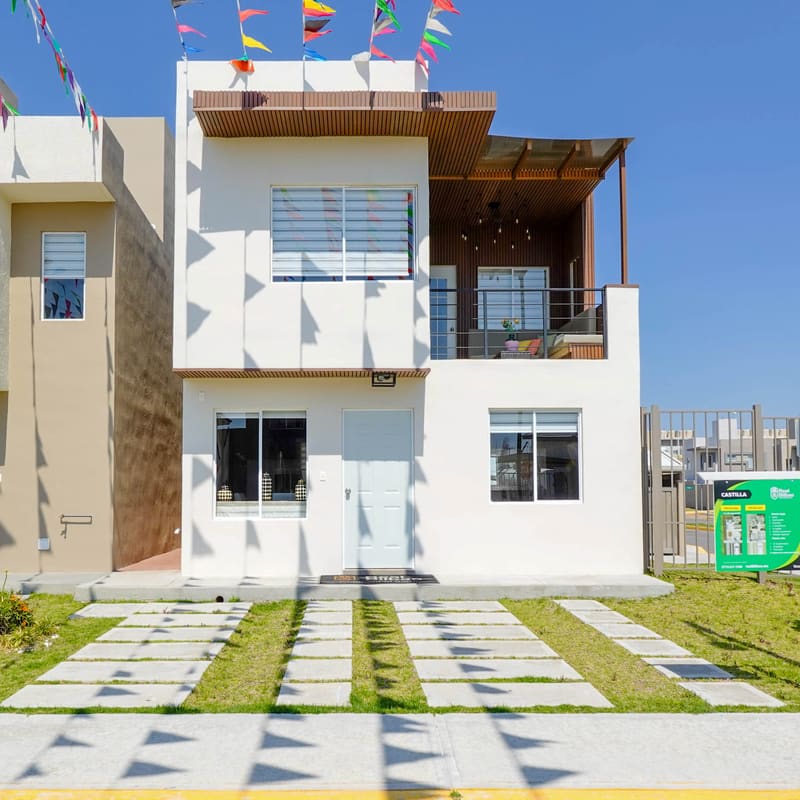 Fachada frontal horizontal con terraza techada en modelo Castilla, Zapotlán de Juárez