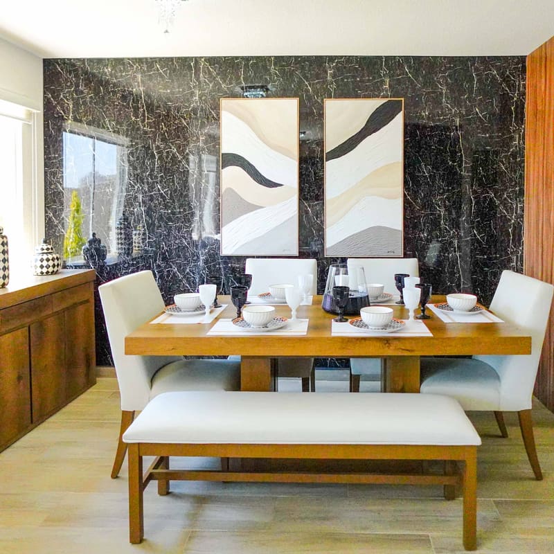 Comedor de seis plazas con vista hacia cocina en modelo Castilla