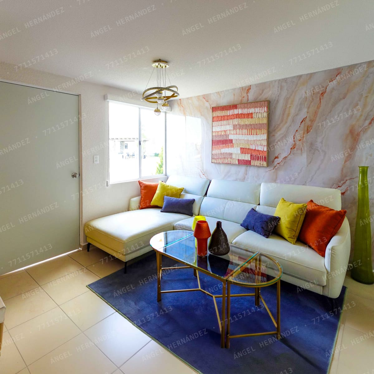 Sala con ventanal e iluminación natural en modelo Córdoba Plus, Real Bilbao
