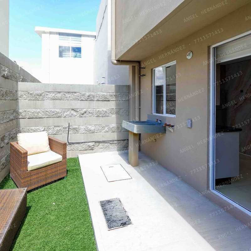Medio baño ubicado bajo la escalera en modelo Córdoba, Real Bilbao