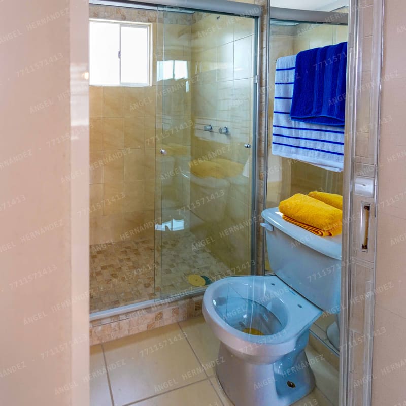 Baño completo con acabados de azulejo en modelo Córdoba, Real Bilbao